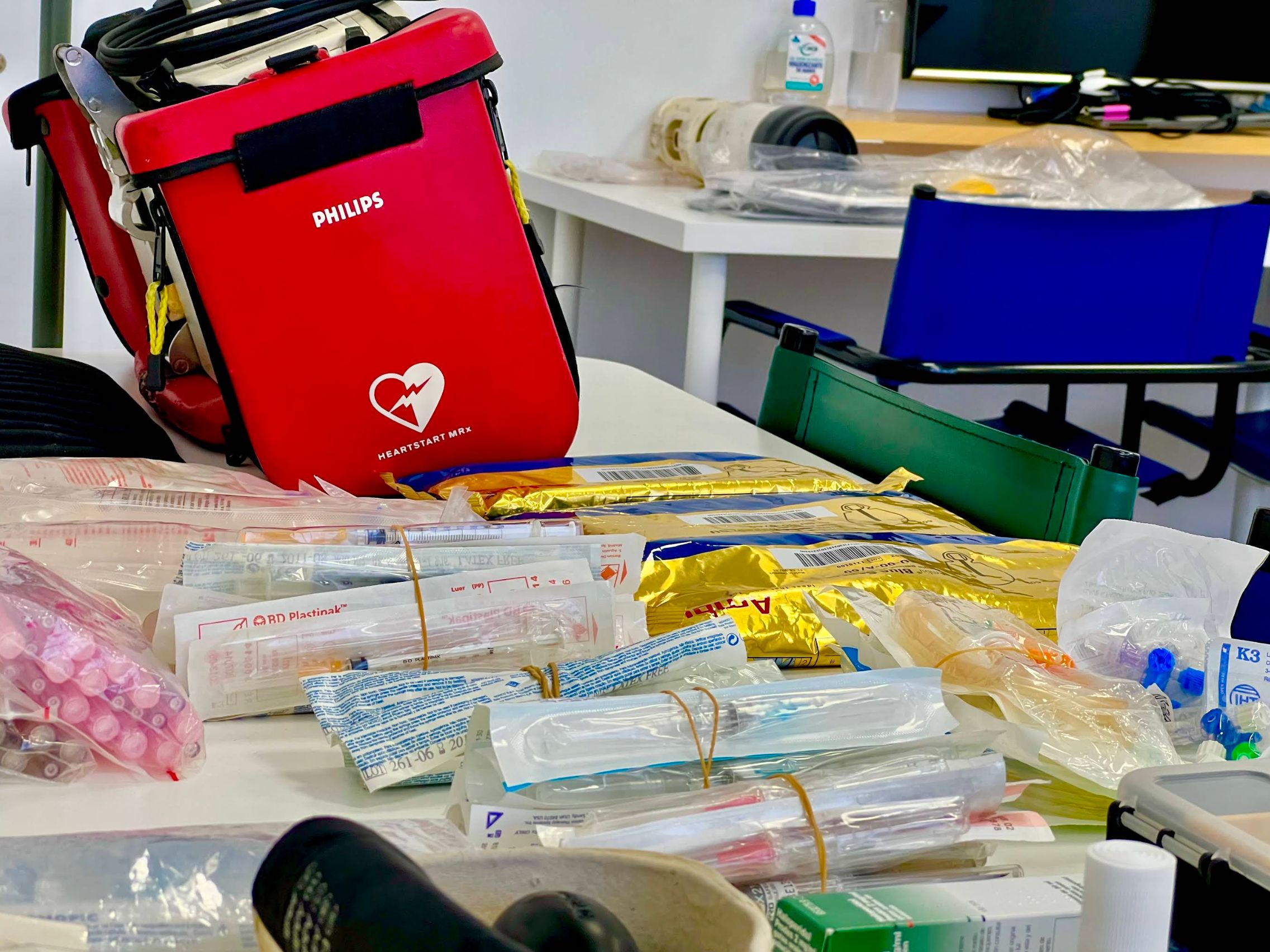 Formadores de EISER durante una clase práctica con material de emergencias