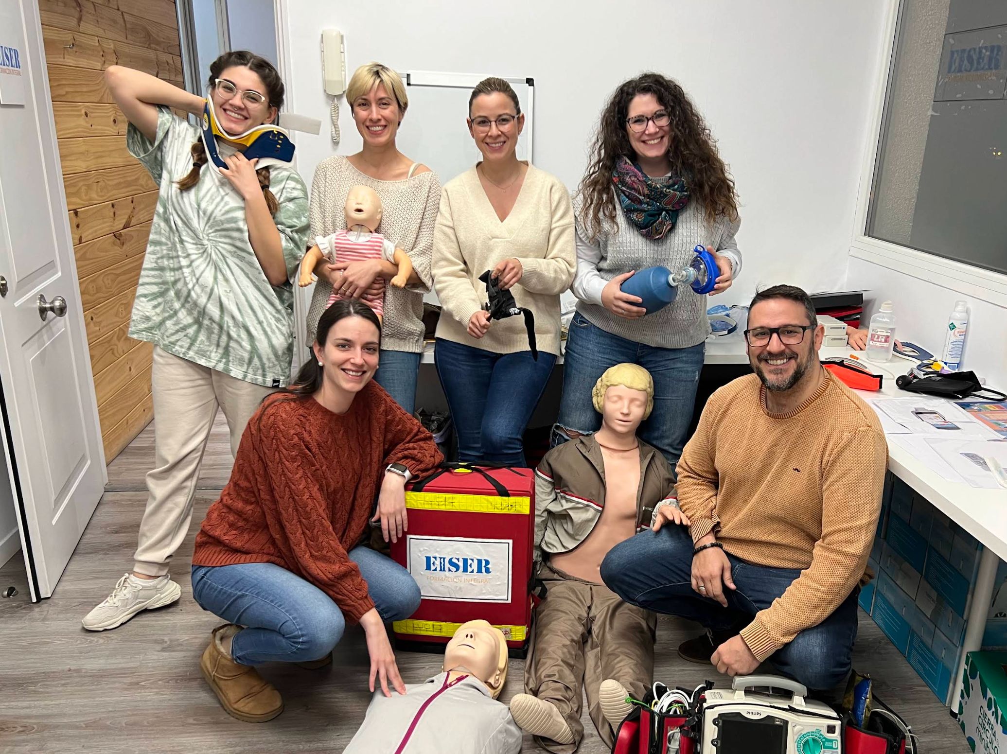 Alumnos y docentes de EISER durante una práctica de reanimación con maniquíes