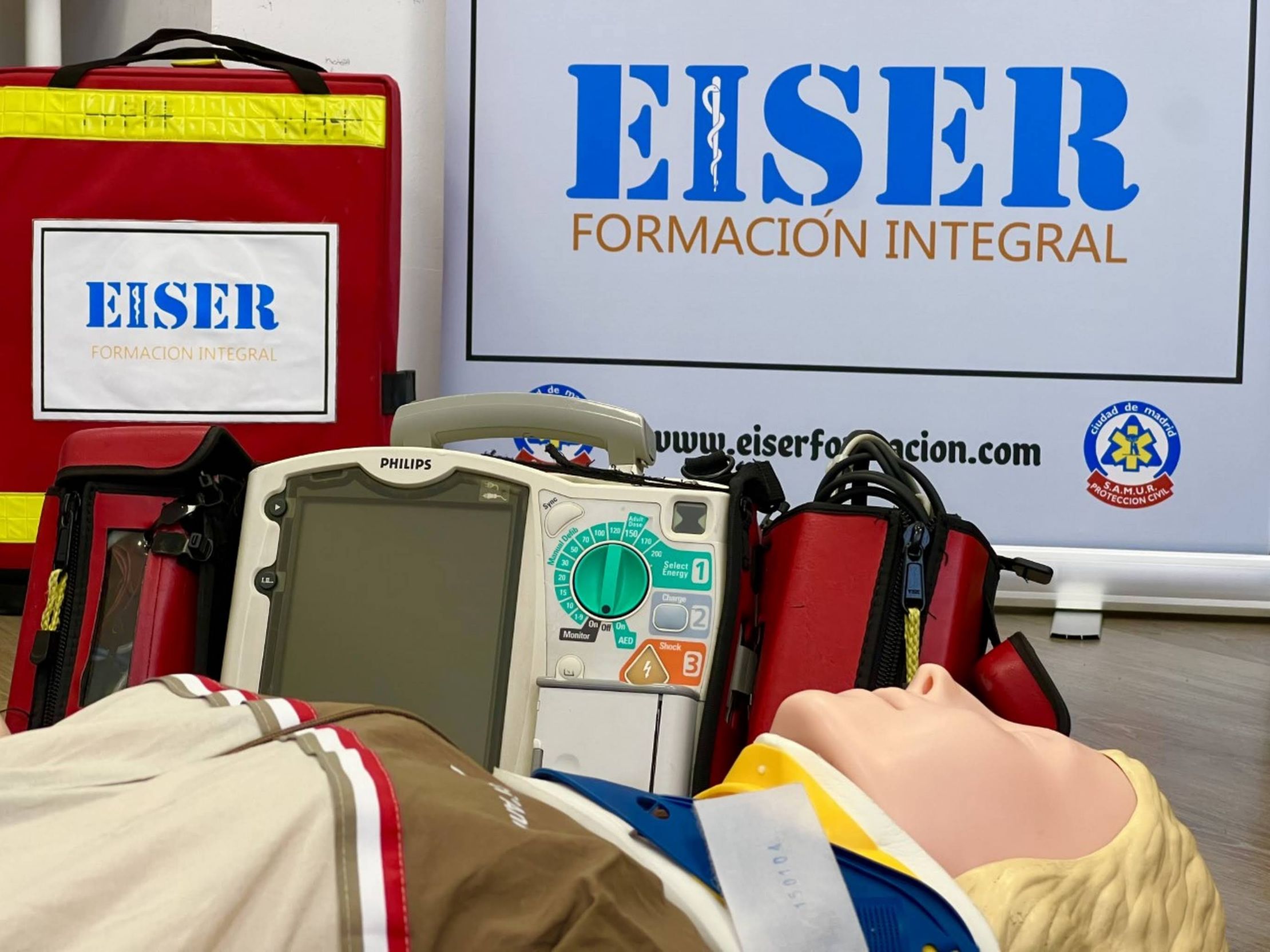 Alumnos de EISER practicando reanimacion cardiopulmonar en el aula