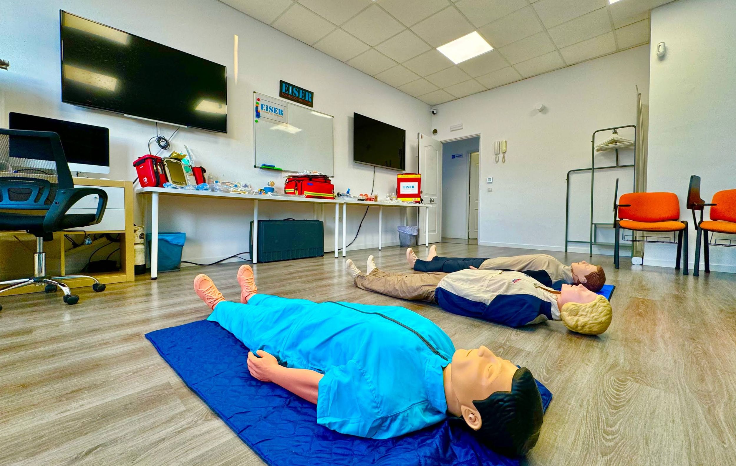 Simulacro de soporte vital básico durante una clase práctica en EISER