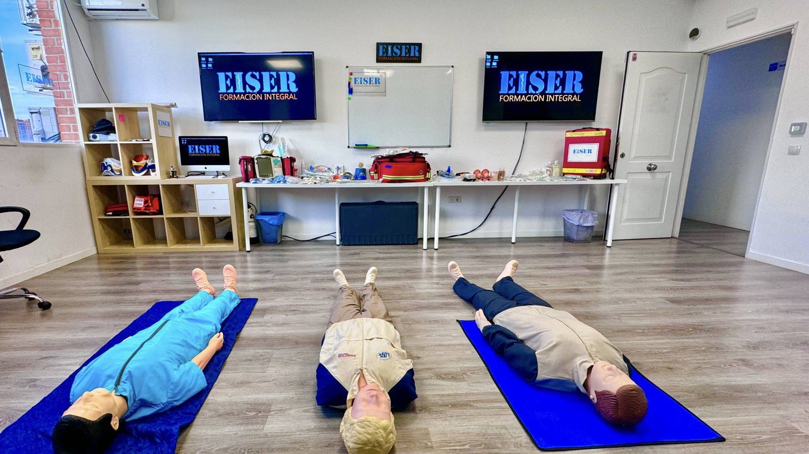 Aula de EISER preparada con maniquíes para prácticas de reanimación cardiopulmonar