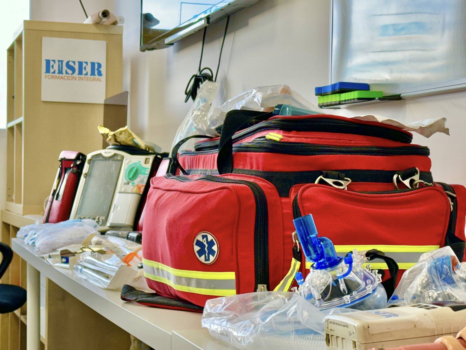 Material de soporte vital y mochilas de emergencias preparados en el centro de EISER