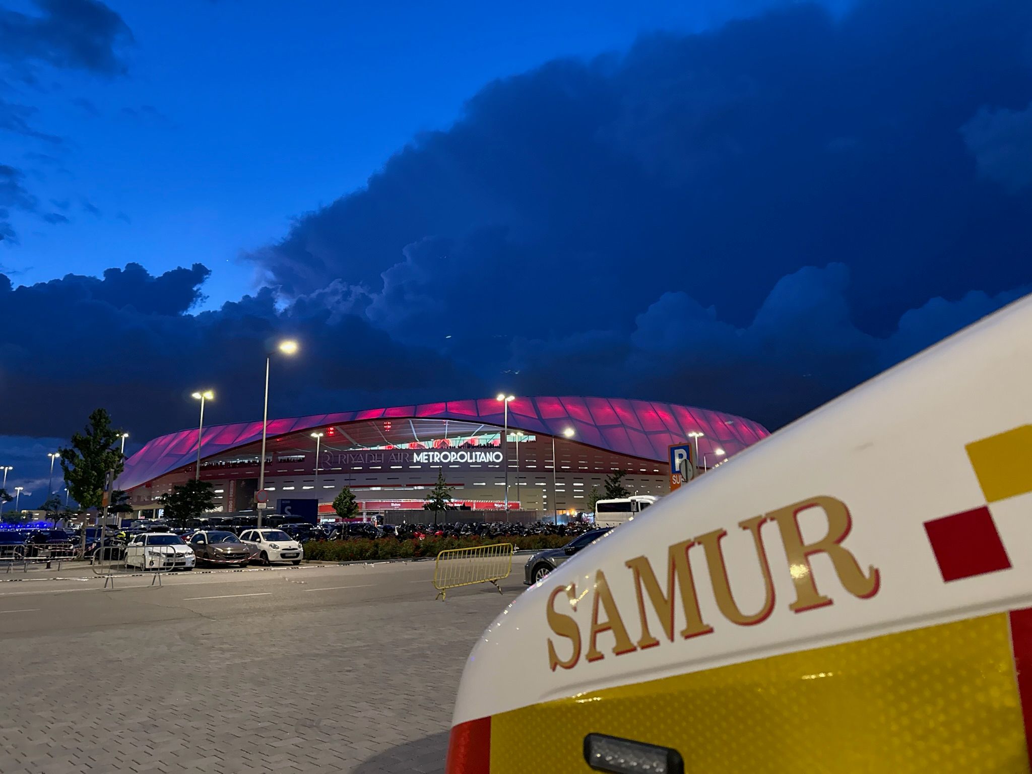 Ambulancia de SAMUR-Protección Civil en un dispositivo junto al estadio Metropolitano