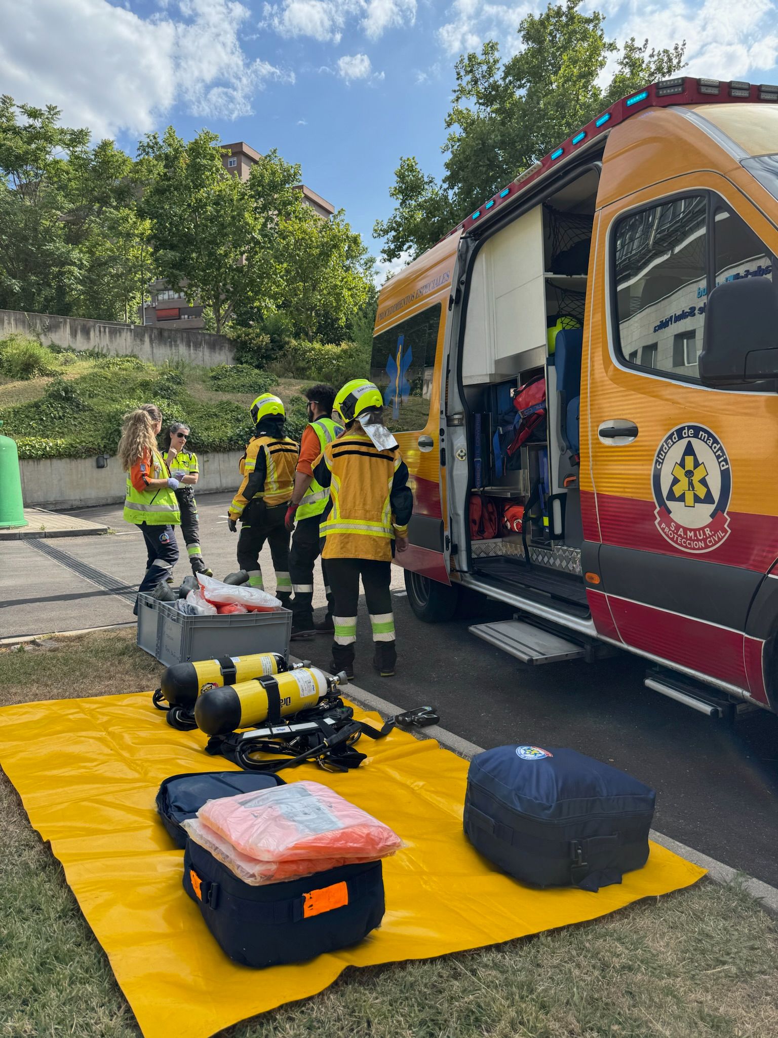 Equipo de SAMUR-Protección Civil preparando el material junto a la ambulancia en un despliegue