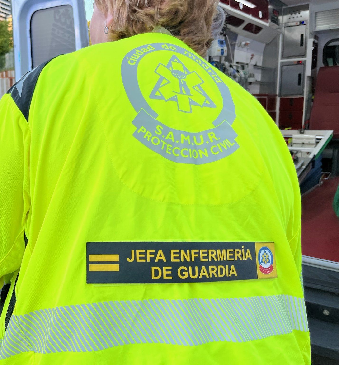 Jefa de enfermería de guardia de SAMUR-Protección Civil junto a una UVI móvil