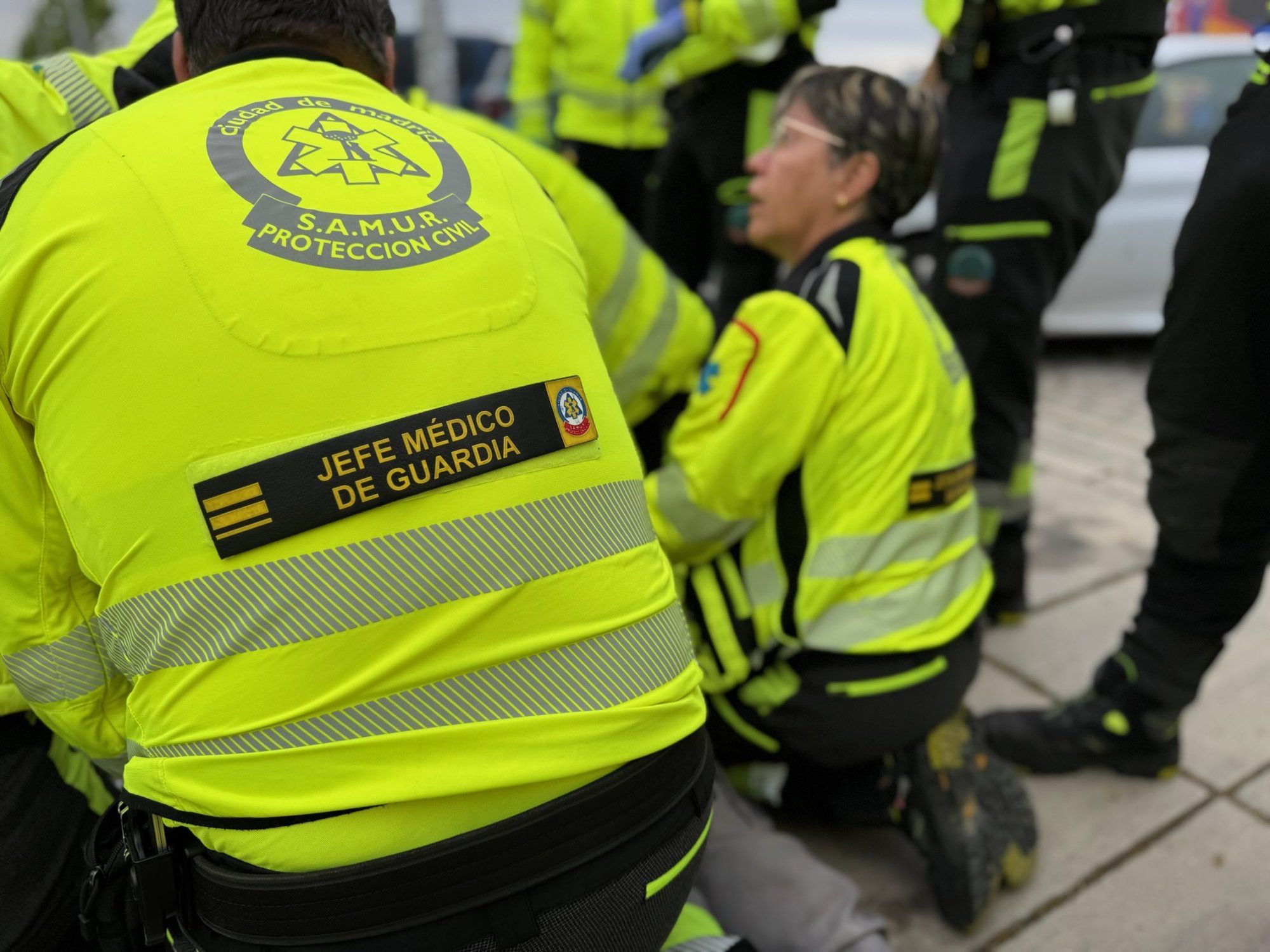Jefe médico de guardia y equipo de SAMUR-Protección Civil atendiendo a un paciente en la calle