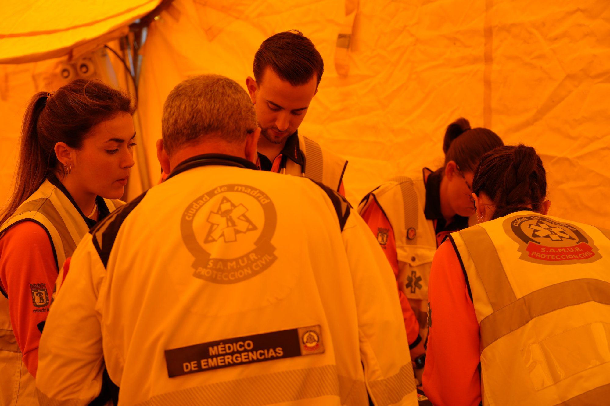 Equipo médico de SAMUR-Protección Civil coordinándose en un puesto sanitario avanzado